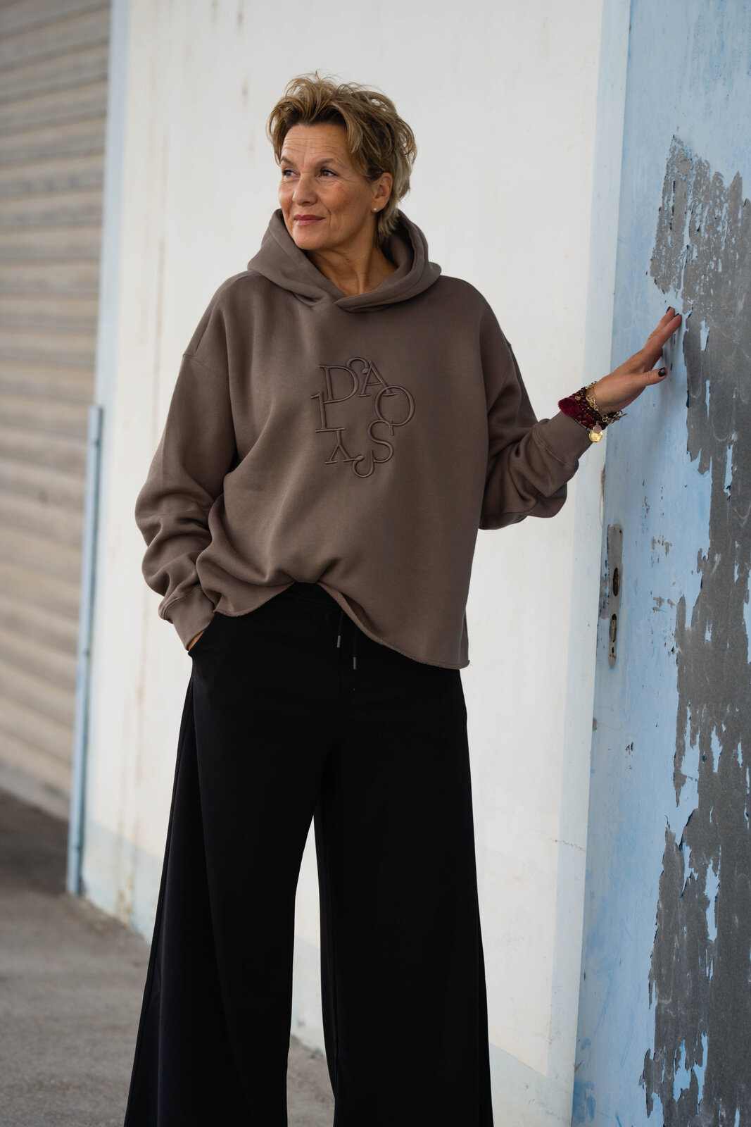 Jeans “HOLLI” – dirty black (ER45)/ Statement Hoodie “JAZZY” moonrock (10D15)