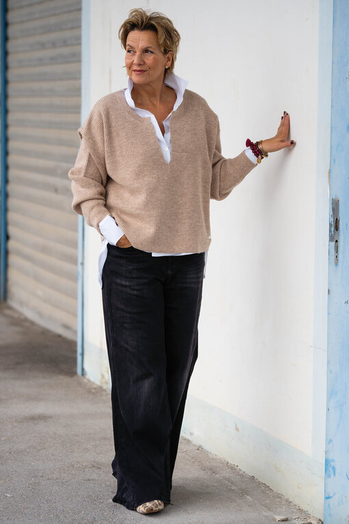 Jeans “HOLLI” – dirty black (ER45)/ Strickpullover “ADALINE” (ER94)/ Hemdbluse “KIRA” (HB02)