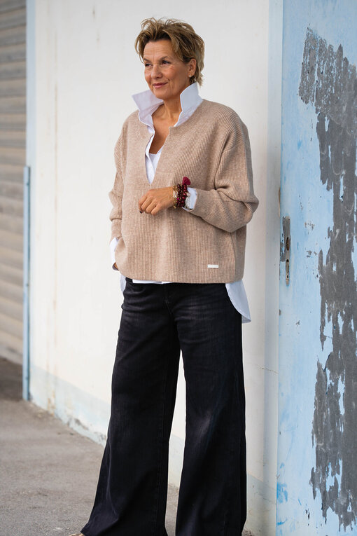 Jeans “HOLLI” – dirty black (ER45)/ Strickpullover “ADALINE” (ER94)/ Hemdbluse “KIRA” (HB02)