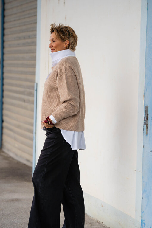 Jeans “HOLLI” – dirty black (ER45)/ Strickpullover “ADALINE” (ER94)/ Hemdbluse “KIRA” (HB02)