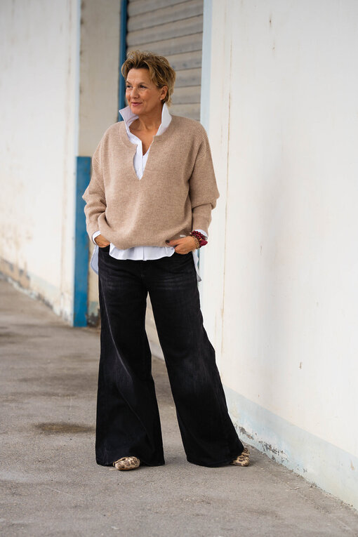 Jeans “HOLLI” – dirty black (ER45)/ Strickpullover “ADALINE” (ER94)/ Hemdbluse “KIRA” (HB02)