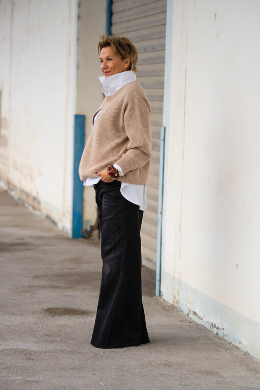 Jeans “HOLLI” – dirty black (ER45)/ Strickpullover “ADALINE” (ER94)/ Hemdbluse “KIRA” (HB02)