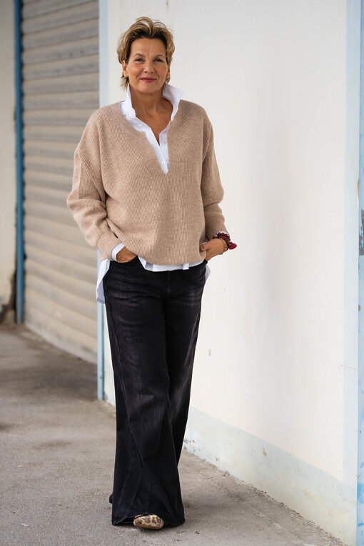 Jeans “HOLLI” – dirty black (ER45)/ Strickpullover “ADALINE” (ER94)/ Hemdbluse “KIRA” (HB02)