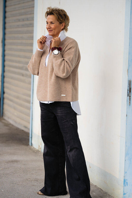 Jeans “HOLLI” – dirty black (ER45)/ Strickpullover “ADALINE” (ER94)/ Hemdbluse “KIRA” (HB02)