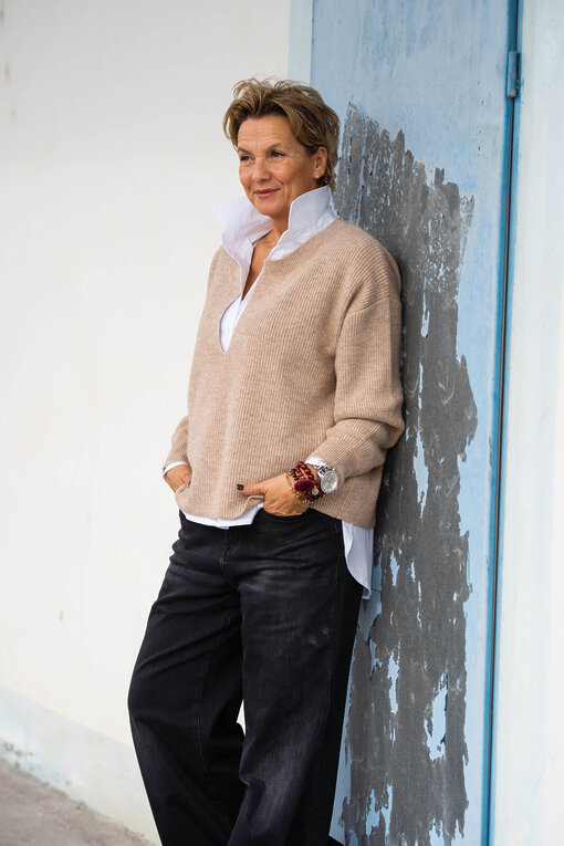 Jeans “HOLLI” – dirty black (ER45)/ Strickpullover “ADALINE” (ER94)/ Hemdbluse “KIRA” (HB02)