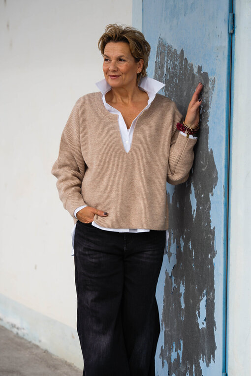 Jeans “HOLLI” – dirty black (ER45)/ Strickpullover “ADALINE” (ER94)/ Hemdbluse “KIRA” (HB02)