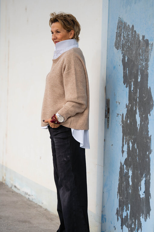 Jeans “HOLLI” – dirty black (ER45)/ Strickpullover “ADALINE” (ER94)/ Hemdbluse “KIRA” (HB02)