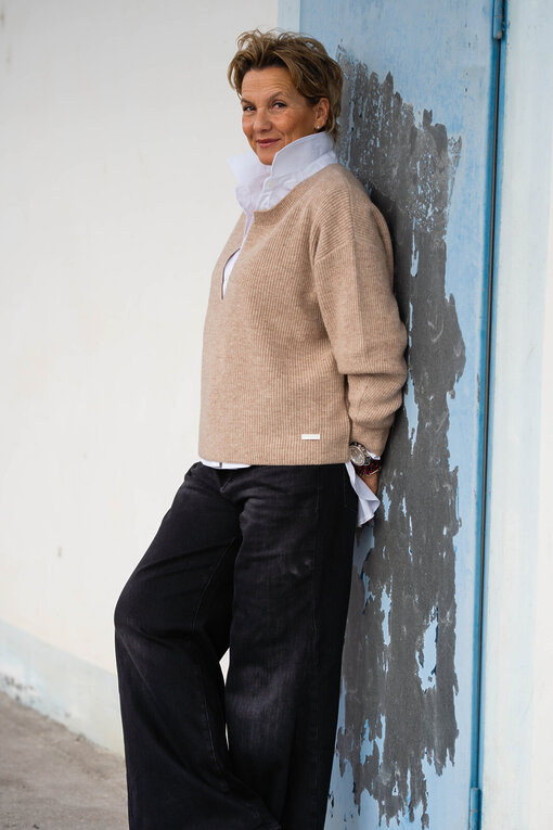 Jeans “HOLLI” – dirty black (ER45)/ Strickpullover “ADALINE” (ER94)/ Hemdbluse “KIRA” (HB02)