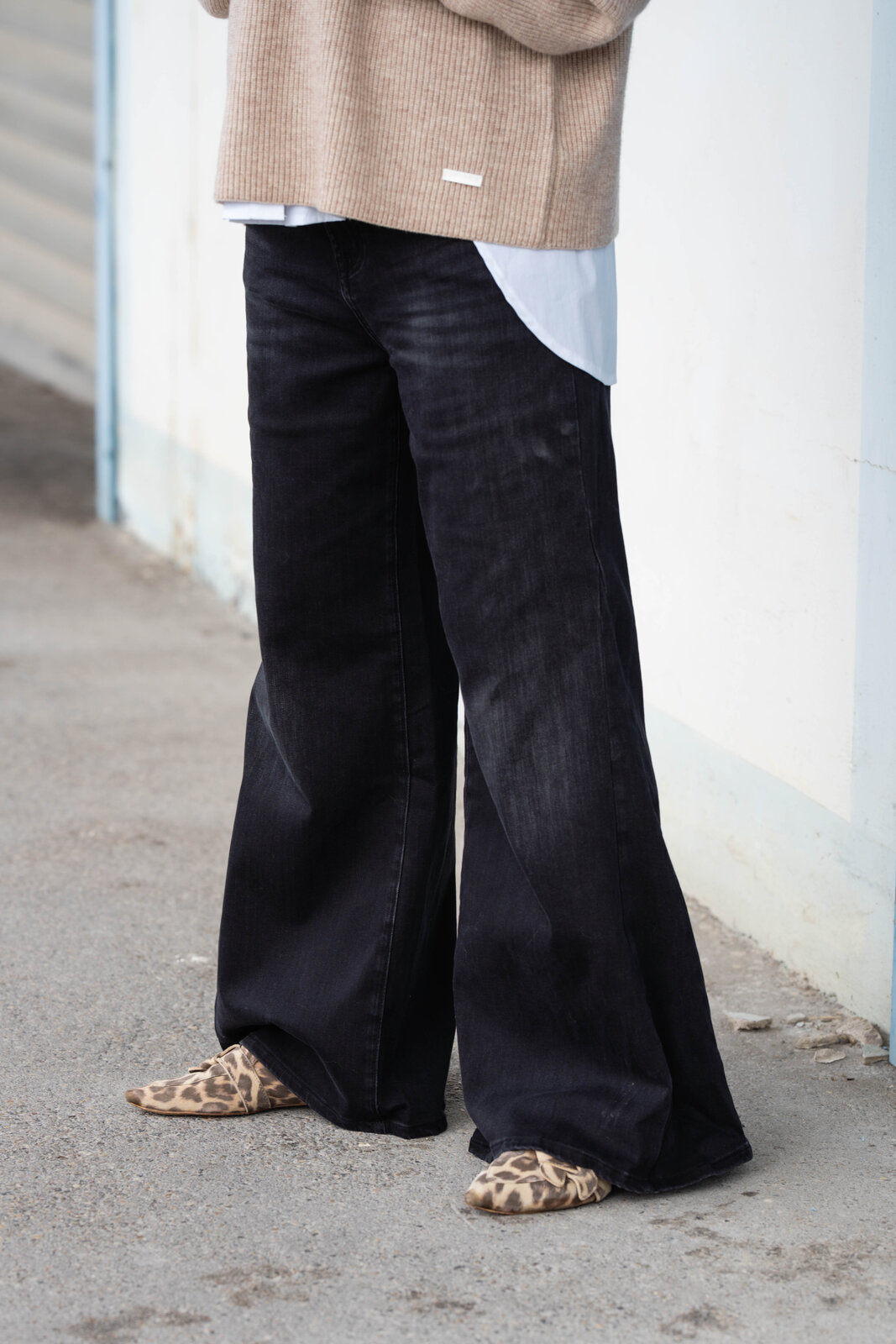 Jeans “HOLLI” – dirty black (ER45)/ Strickpullover “ADALINE” (ER94)/ Hemdbluse “KIRA” (HB02)
