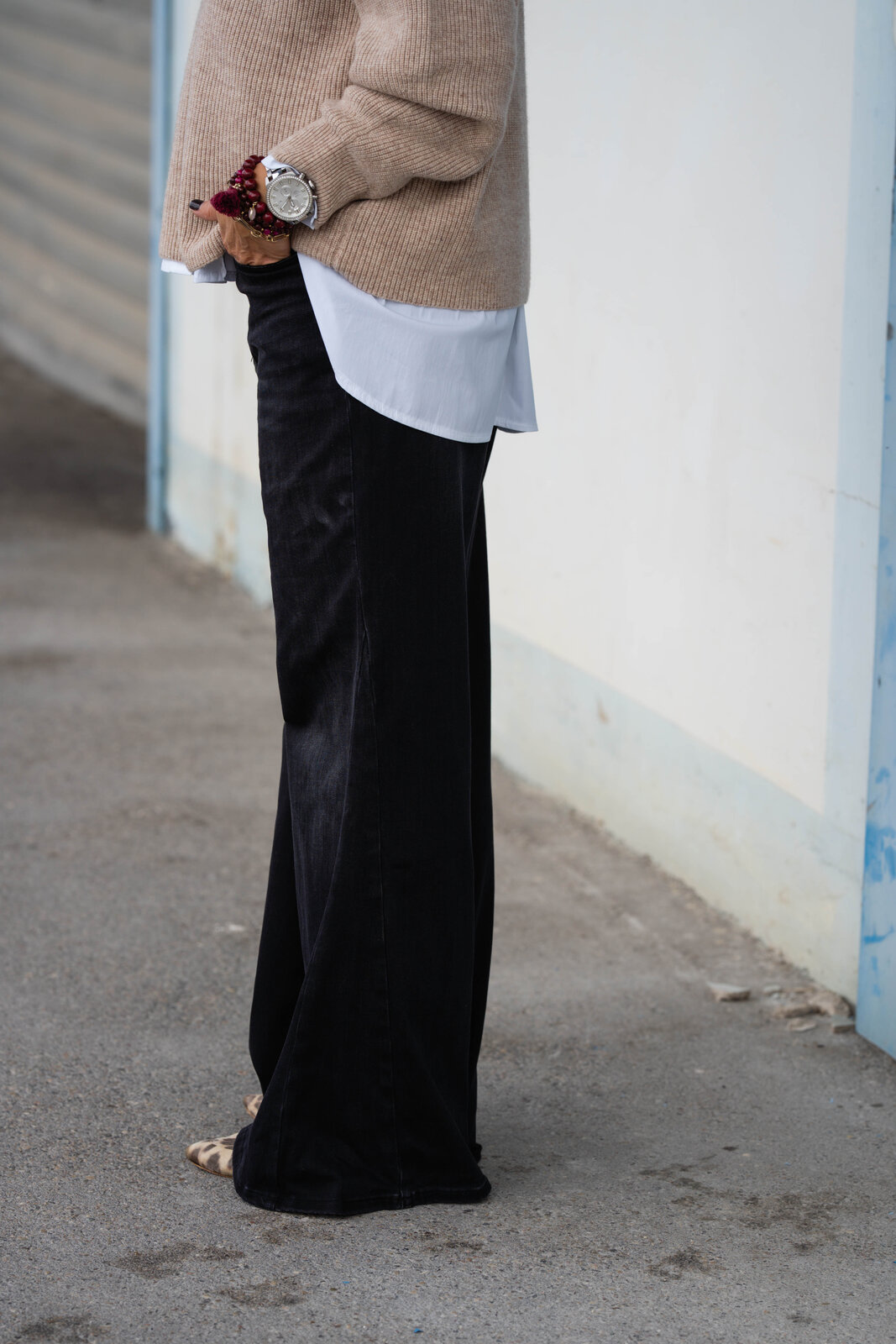 Jeans “HOLLI” – dirty black (ER45)/ Strickpullover “ADALINE” (ER94)/ Hemdbluse “KIRA” (HB02)