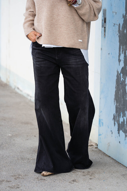 Jeans “HOLLI” – dirty black (ER45)/ Strickpullover “ADALINE” (ER94)/ Hemdbluse “KIRA” (HB02)