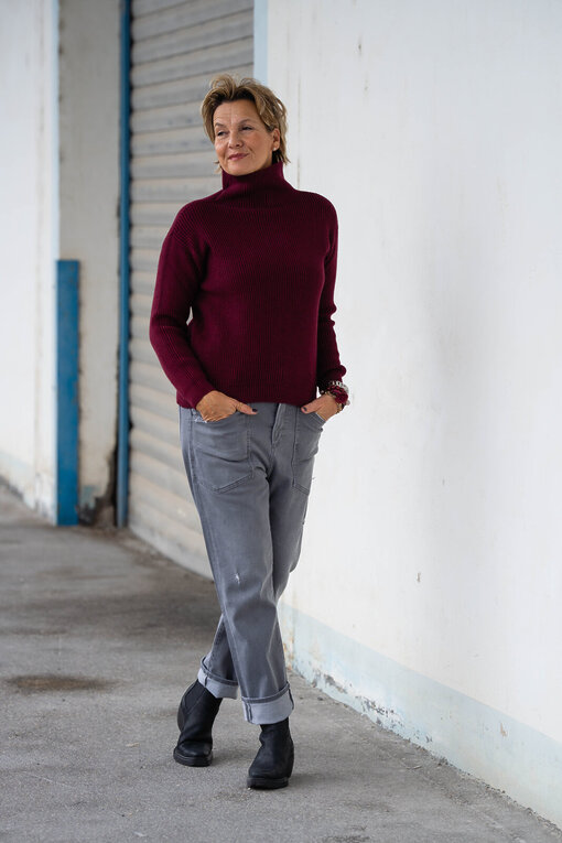 Jeans “SENDY” – gravel grey (ER40)/ Strickpullover “ROBERTA” burgunder (GW202)