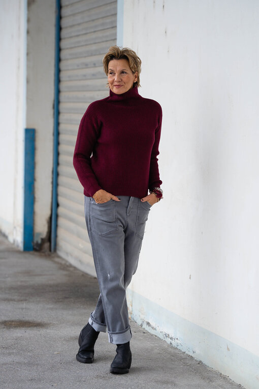 Jeans “SENDY” – gravel grey (ER40)/ Strickpullover “ROBERTA” burgunder (GW202)