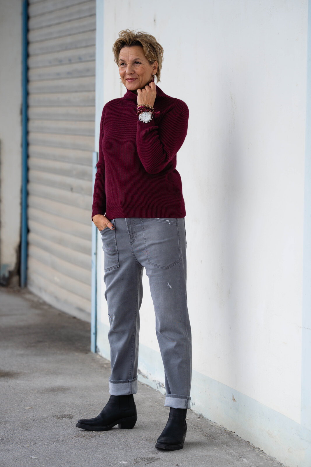 Jeans “SENDY” – gravel grey (ER40)/ Strickpullover “ROBERTA” burgunder (GW202)