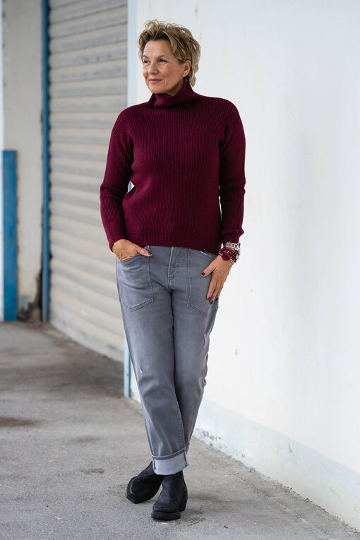 Jeans “SENDY” – gravel grey (ER40)/ Strickpullover “ROBERTA” burgunder (GW202)