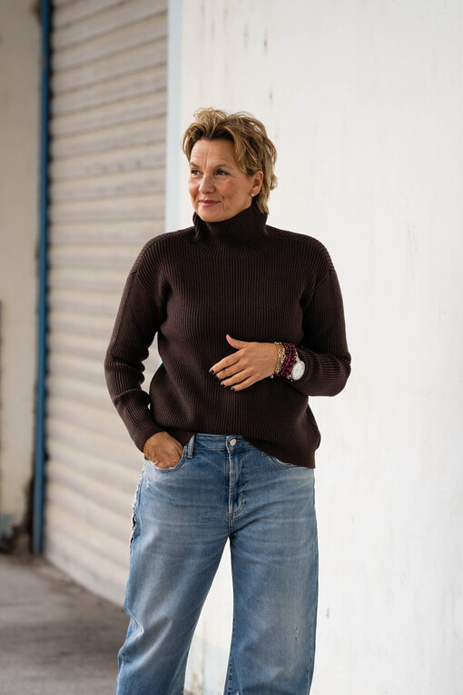 Strickpullover “ROBERTA” schokobraun (GW202)/Jeans “YOANA” – crack blue (ER05)