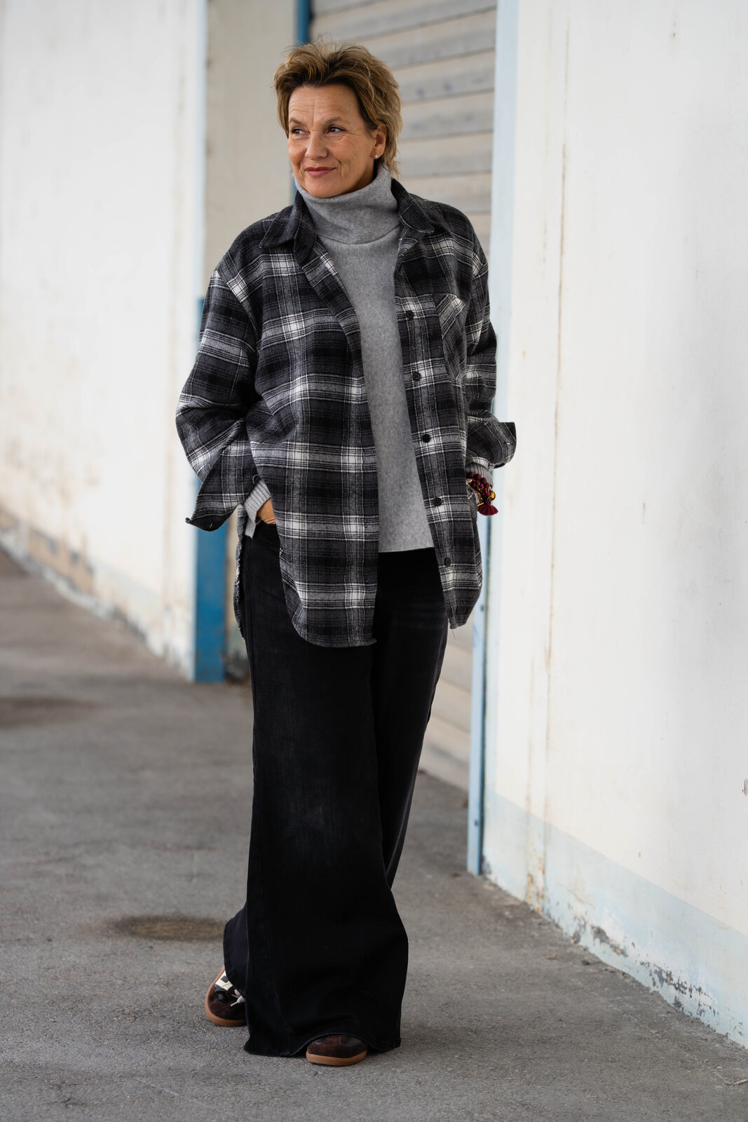 Strickpulli “SOPHIA” grau (GW205)/Oversized Karo Hemd “ZOE” multicolor (CC04)