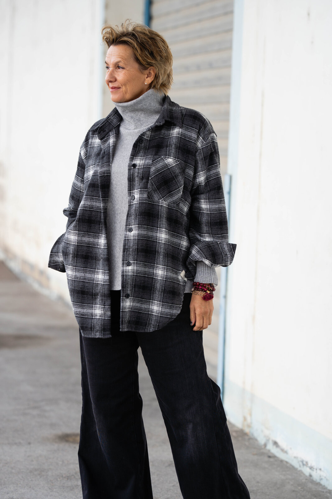 Strickpulli “SOPHIA” grau (GW205)/Oversized Karo Hemd “ZOE” multicolor (CC04)