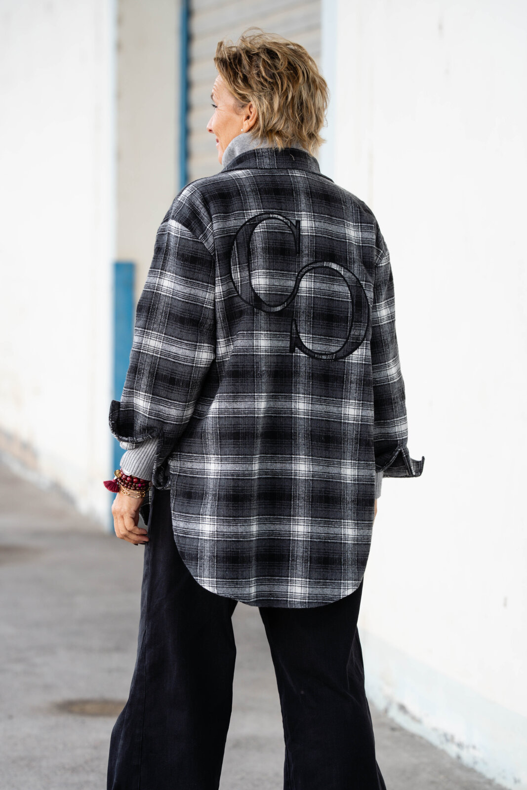 Strickpulli “SOPHIA” grau (GW205)/Oversized Karo Hemd “ZOE” multicolor (CC04)