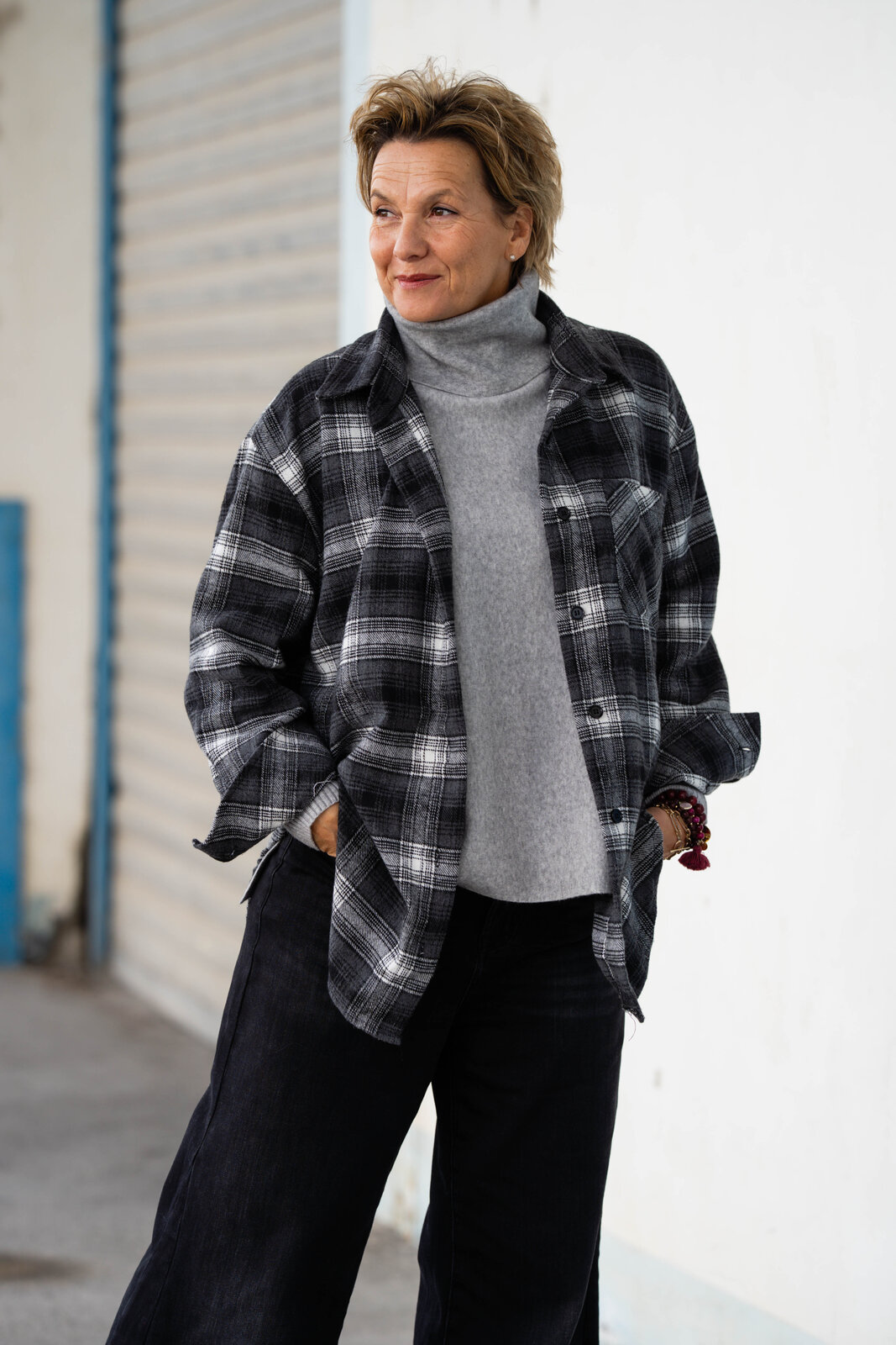 Strickpulli “SOPHIA” grau (GW205)/Oversized Karo Hemd “ZOE” multicolor (CC04)