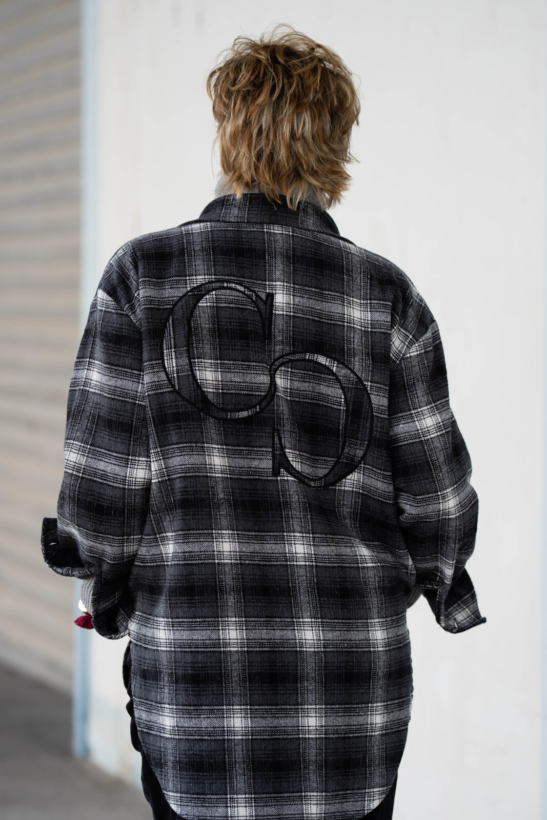 Strickpulli “SOPHIA” grau (GW205)/Oversized Karo Hemd “ZOE” multicolor (CC04)