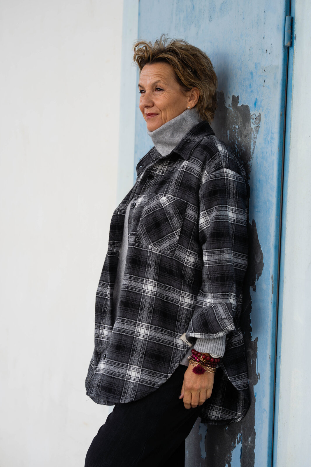 Strickpulli “SOPHIA” grau (GW205)/Oversized Karo Hemd “ZOE” multicolor (CC04)