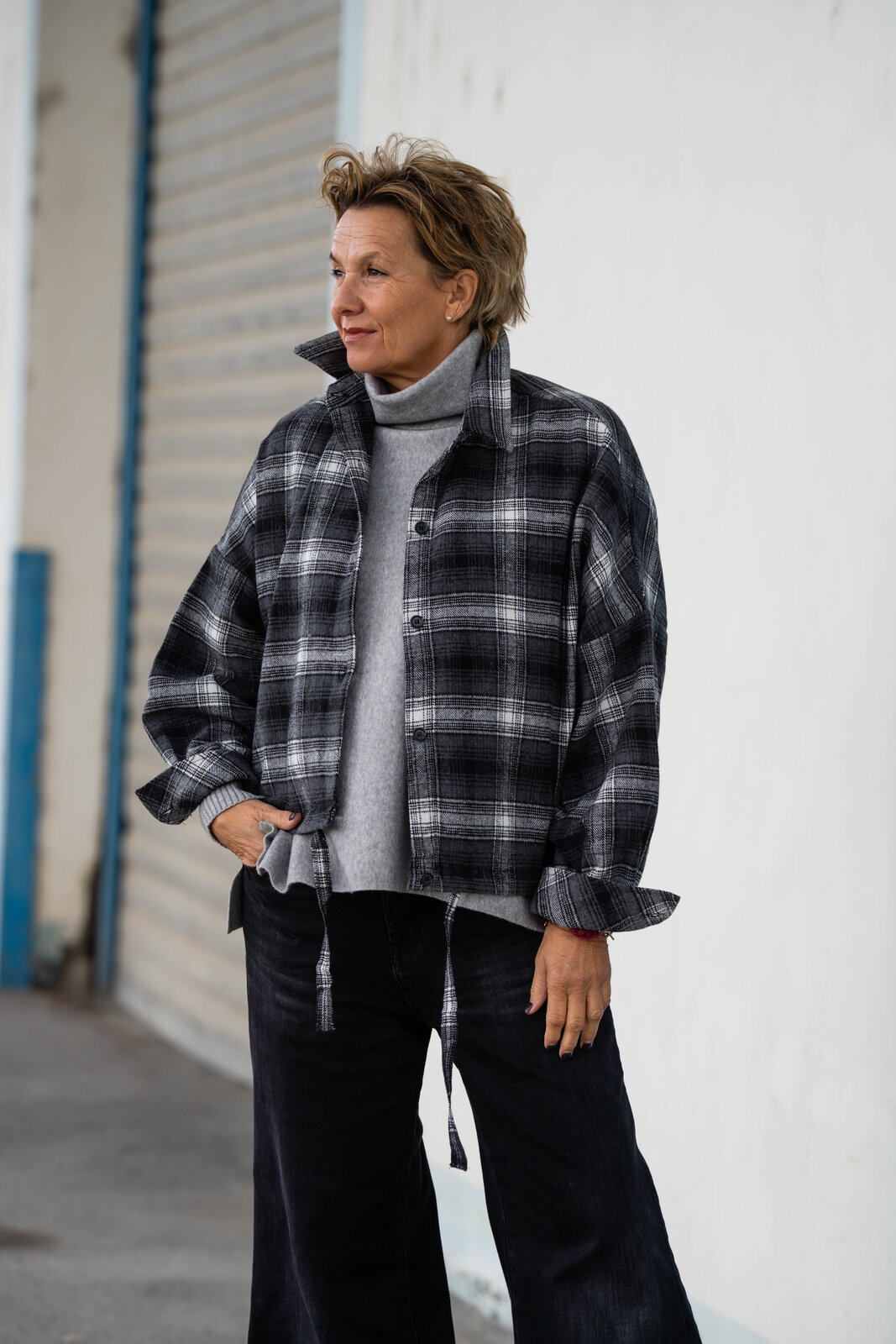 Strickpulli “SOPHIA” grau (GW205)/Cropped Oversized Karo Hemd “MILA” (CC11)