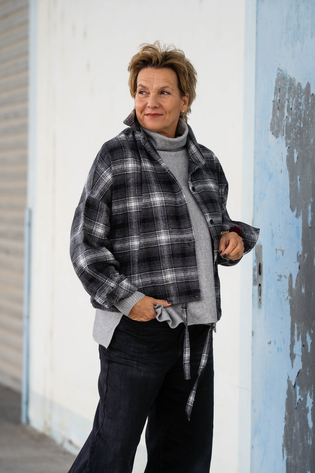 Strickpulli “SOPHIA” grau (GW205)/Cropped Oversized Karo Hemd “MILA” (CC11)