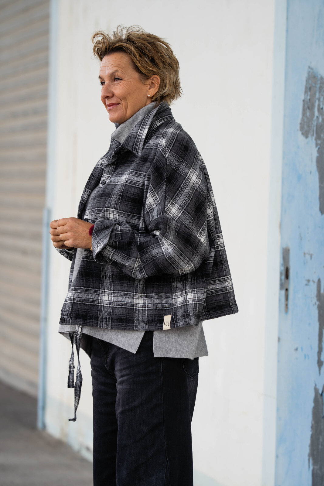 Strickpulli “SOPHIA” grau (GW205)/Cropped Oversized Karo Hemd “MILA” (CC11)