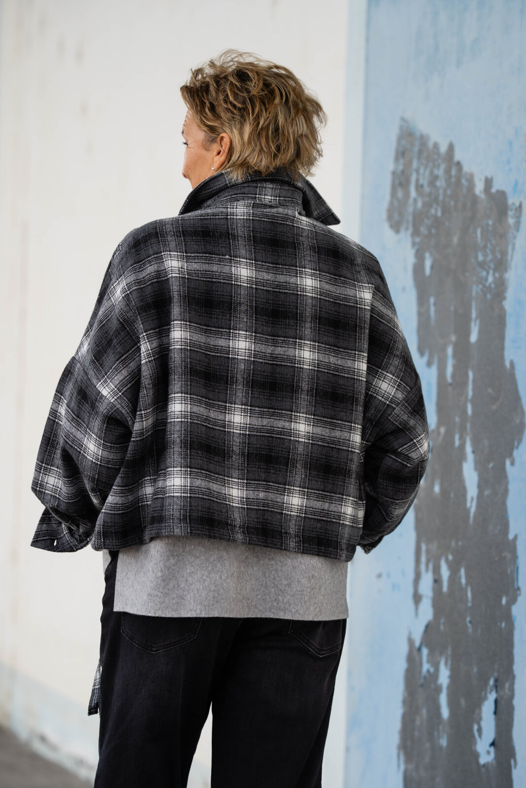 Strickpulli “SOPHIA” grau (GW205)/Cropped Oversized Karo Hemd “MILA” (CC11)