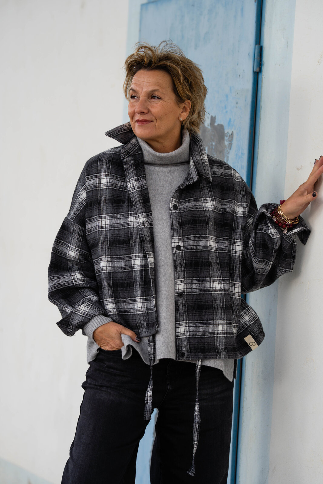 Strickpulli “SOPHIA” grau (GW205)/Cropped Oversized Karo Hemd “MILA” (CC11)