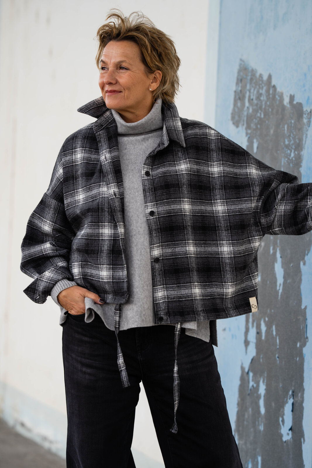 Strickpulli “SOPHIA” grau (GW205)/Cropped Oversized Karo Hemd “MILA” (CC11)