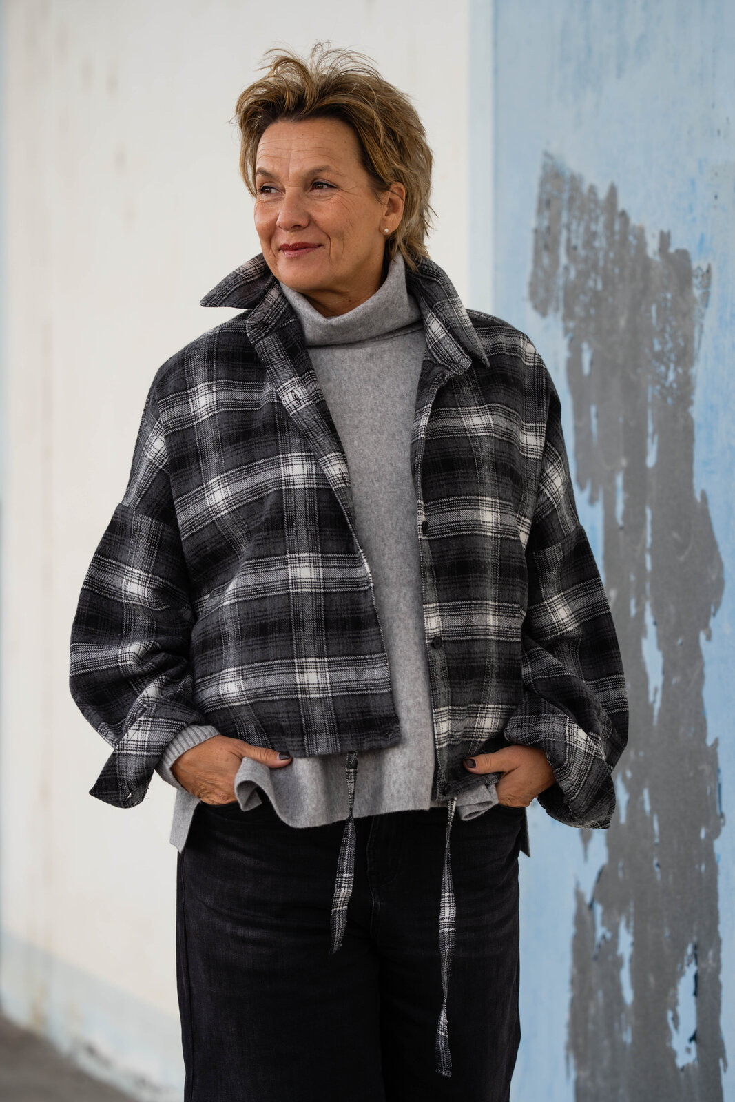 Strickpulli “SOPHIA” grau (GW205)/Cropped Oversized Karo Hemd “MILA” (CC11)