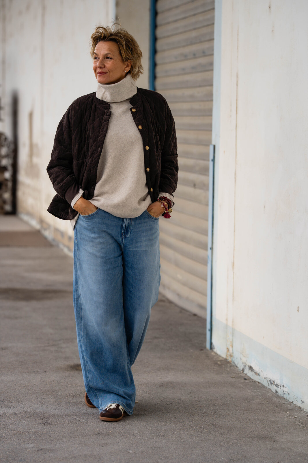 Steppjacke “JASMINA” braun (GW81)/Strickpulli “SOPHIA” beige (GW205)/Jeans “KALEA” – peak blue (ER49)