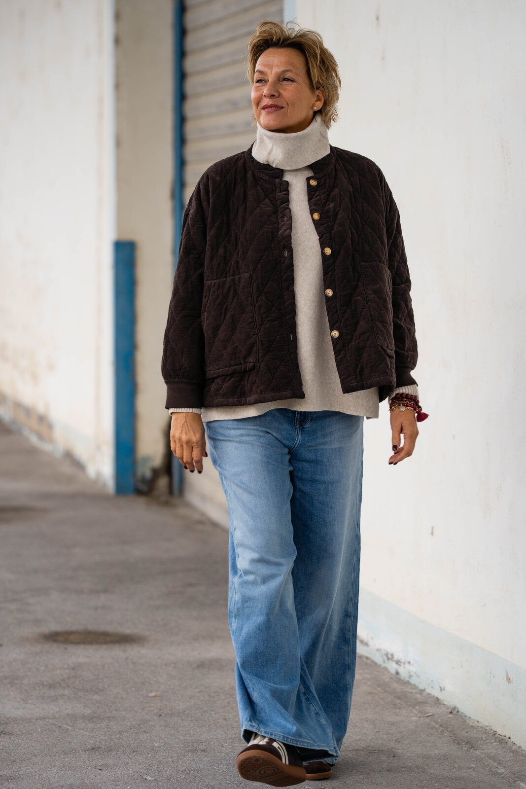 Steppjacke “JASMINA” braun (GW81)/Strickpulli “SOPHIA” beige (GW205)/Jeans “KALEA” – peak blue (ER49)
