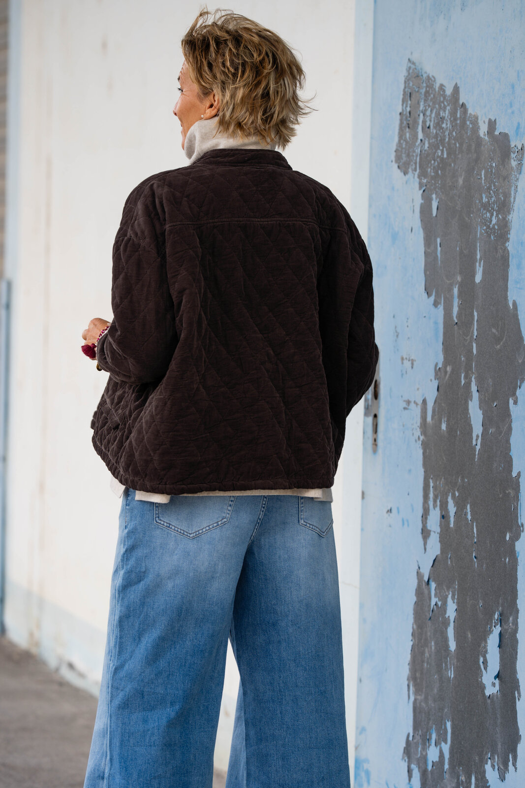 Steppjacke “JASMINA” braun (GW81)/Strickpulli “SOPHIA” beige (GW205)/Jeans “KALEA” – peak blue (ER49)