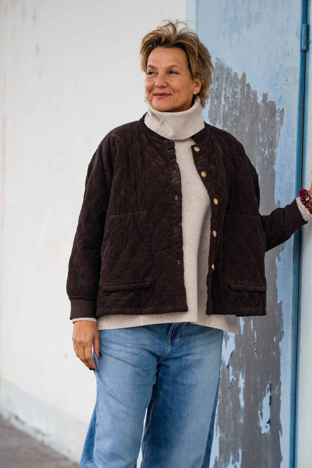 Steppjacke “JASMINA” braun (GW81)/Strickpulli “SOPHIA” beige (GW205)/Jeans “KALEA” – peak blue (ER49)
