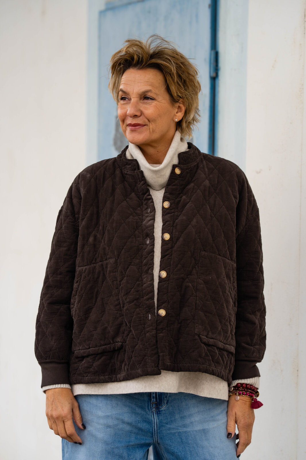 Steppjacke “JASMINA” braun (GW81)/Strickpulli “SOPHIA” beige (GW205)/Jeans “KALEA” – peak blue (ER49)
