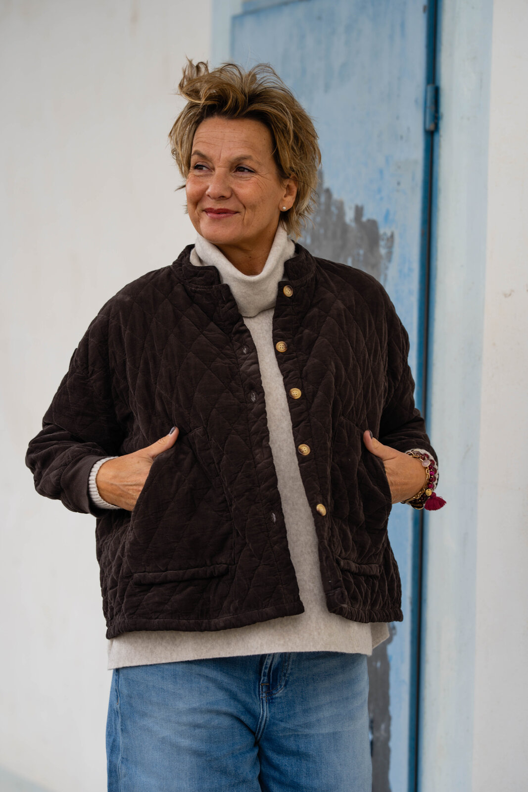 Steppjacke “JASMINA” braun (GW81)/Strickpulli “SOPHIA” beige (GW205)/Jeans “KALEA” – peak blue (ER49)