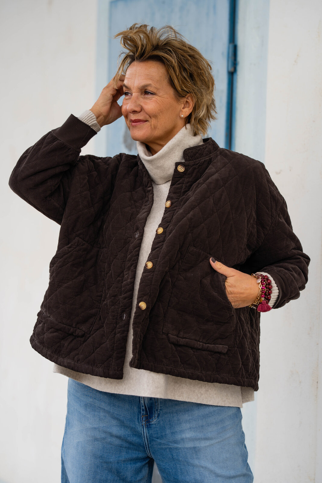 Steppjacke “JASMINA” braun (GW81)/Strickpulli “SOPHIA” beige (GW205)/Jeans “KALEA” – peak blue (ER49)