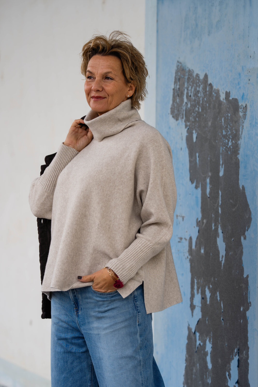Steppjacke “JASMINA” braun (GW81)/Strickpulli “SOPHIA” beige (GW205)/Jeans “KALEA” – peak blue (ER49)