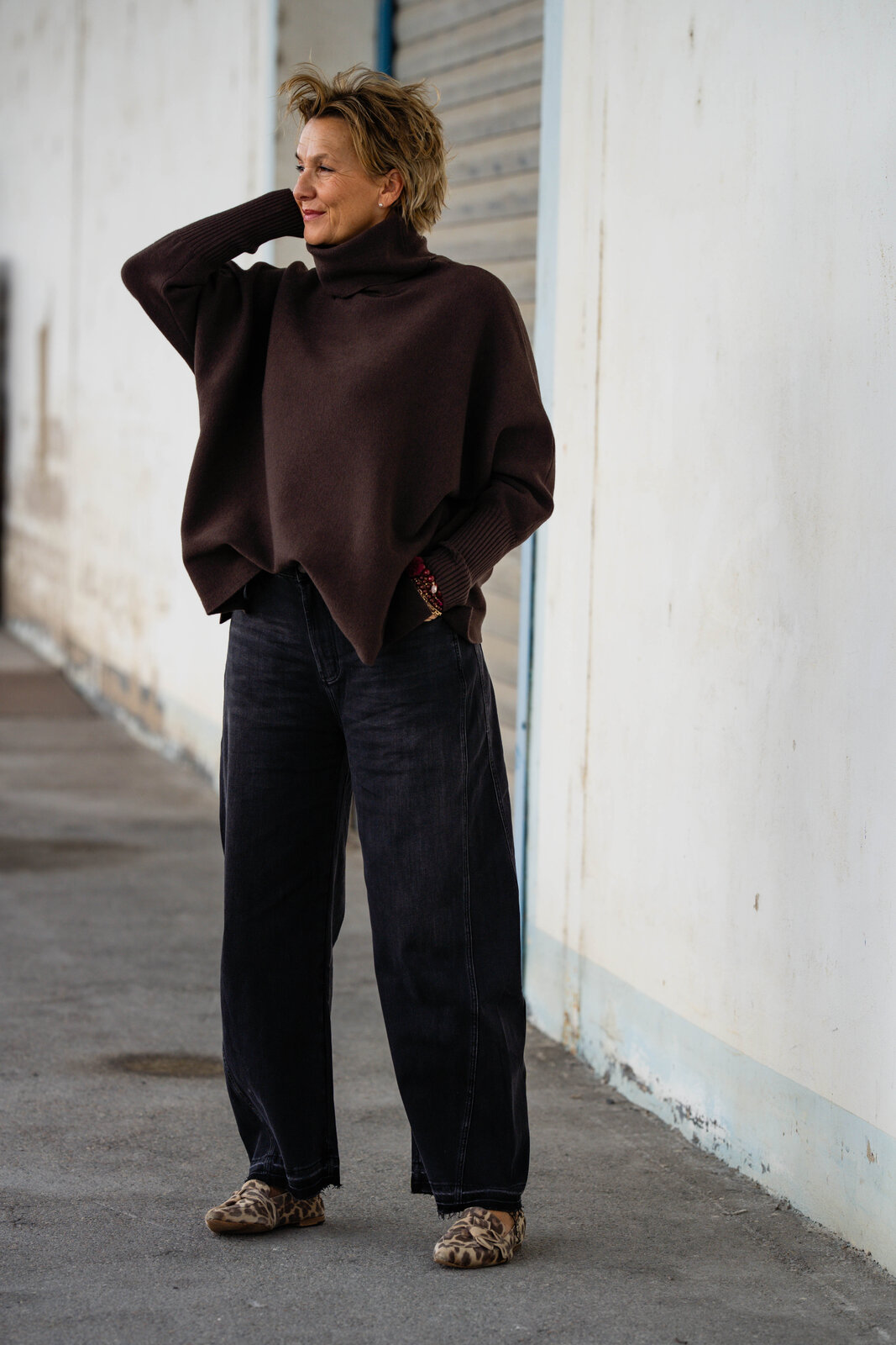 Jeans “NORALIE” – dirty black (ER89)/Strickpulli “SOPHIA” braun (GW205)