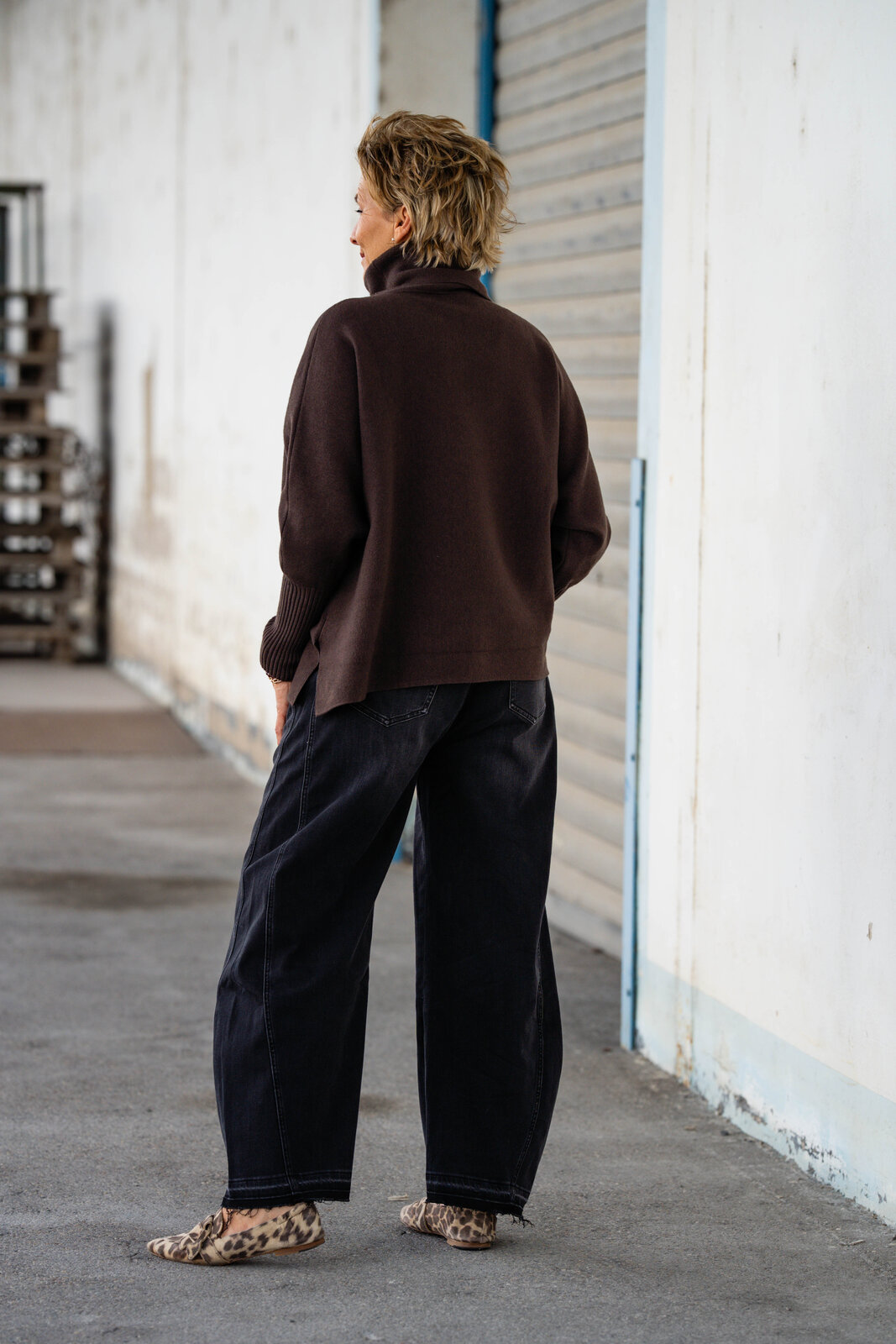 Jeans “NORALIE” – dirty black (ER89)/Strickpulli “SOPHIA” braun (GW205)