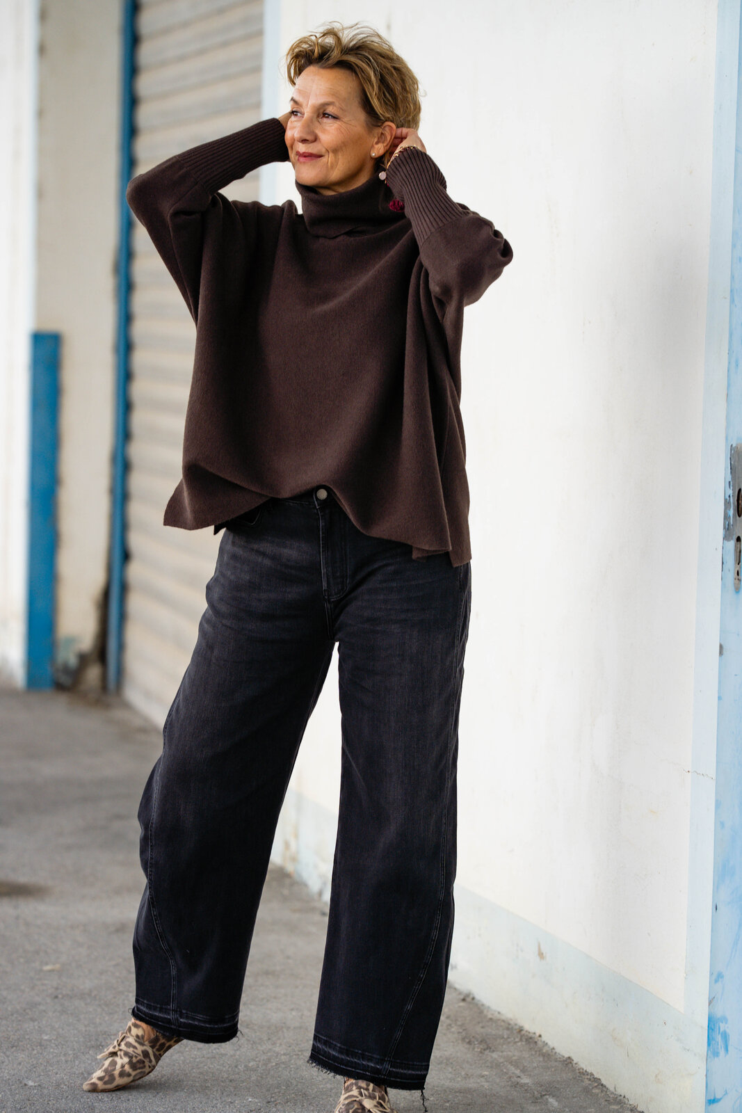 Jeans “NORALIE” – dirty black (ER89)/Strickpulli “SOPHIA” braun (GW205)