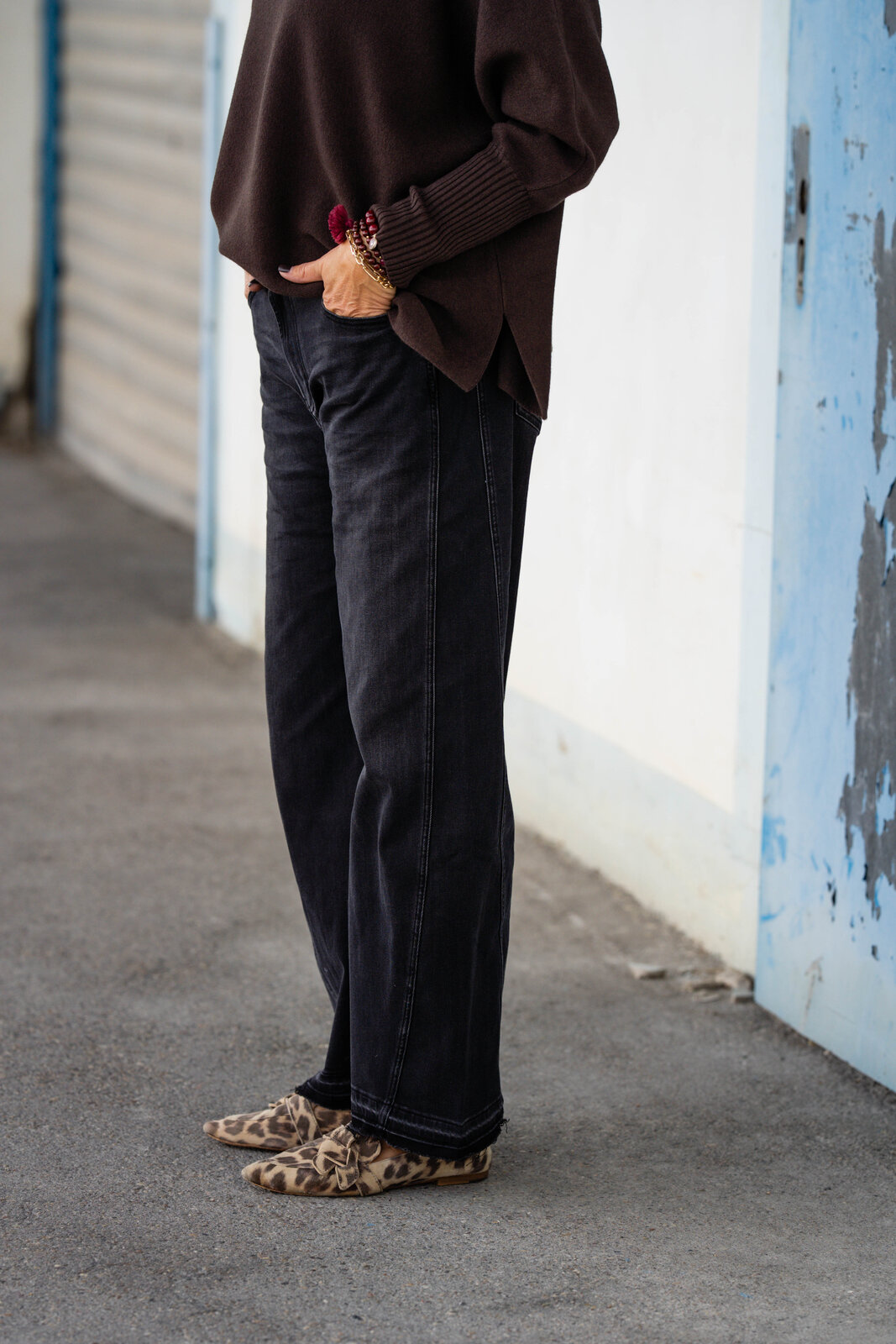 Jeans “NORALIE” – dirty black (ER89)/Strickpulli “SOPHIA” braun (GW205)