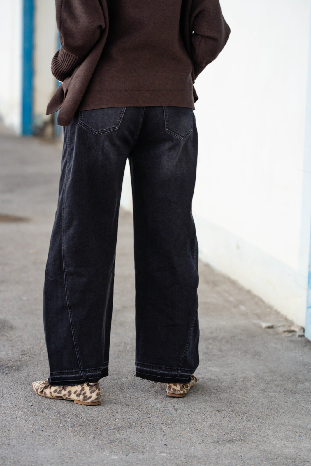 Jeans “NORALIE” – dirty black (ER89)/Strickpulli “SOPHIA” braun (GW205)