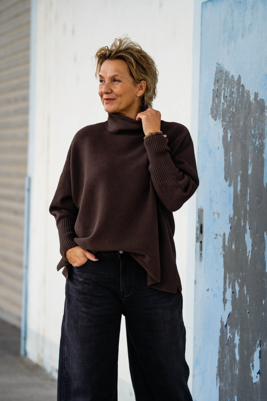 Jeans “NORALIE” – dirty black (ER89)/Strickpulli “SOPHIA” braun (GW205)