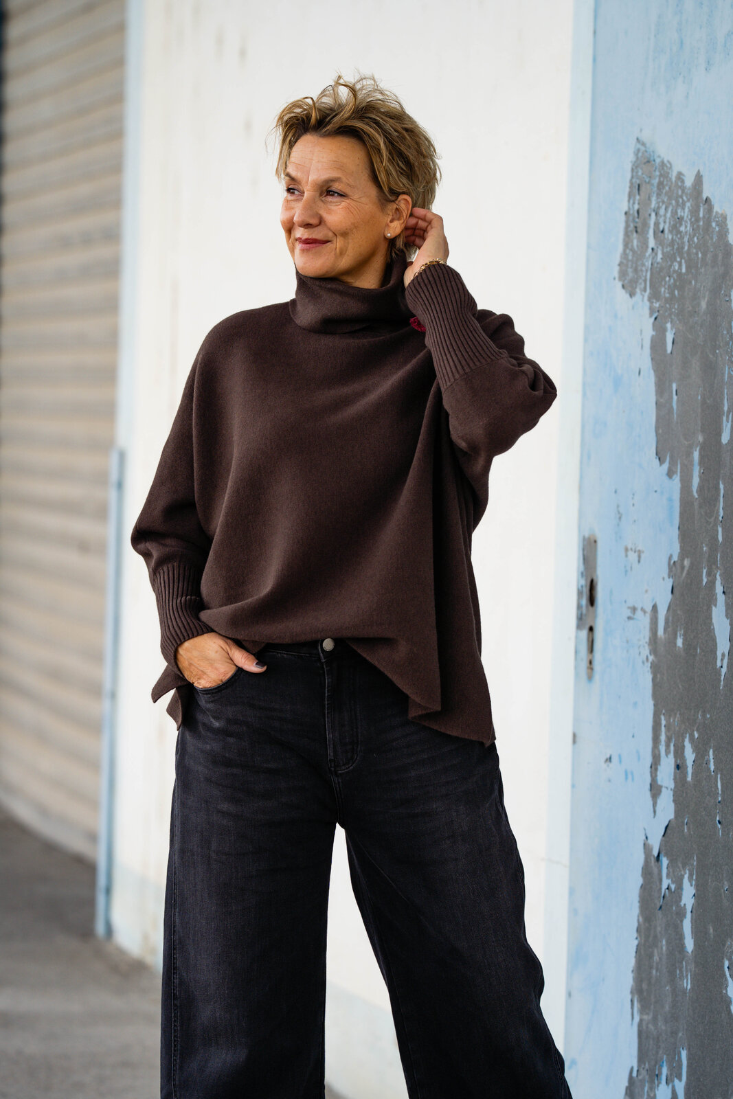 Jeans “NORALIE” – dirty black (ER89)/Strickpulli “SOPHIA” braun (GW205)