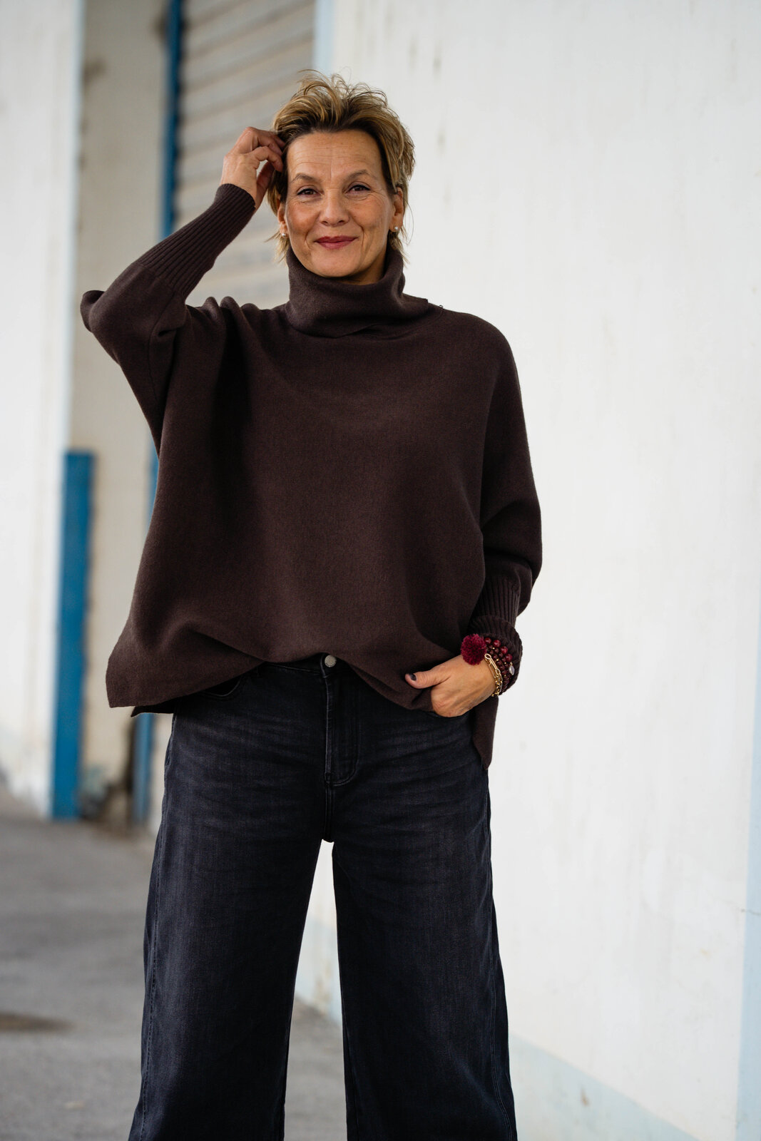 Jeans “NORALIE” – dirty black (ER89)/Strickpulli “SOPHIA” braun (GW205)