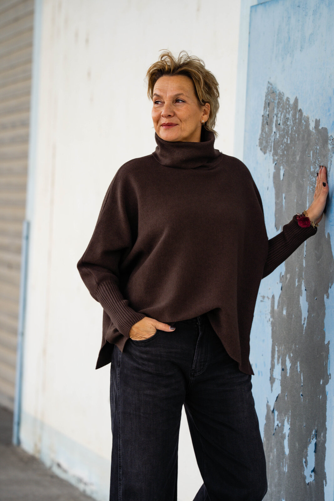 Jeans “NORALIE” – dirty black (ER89)/Strickpulli “SOPHIA” braun (GW205)